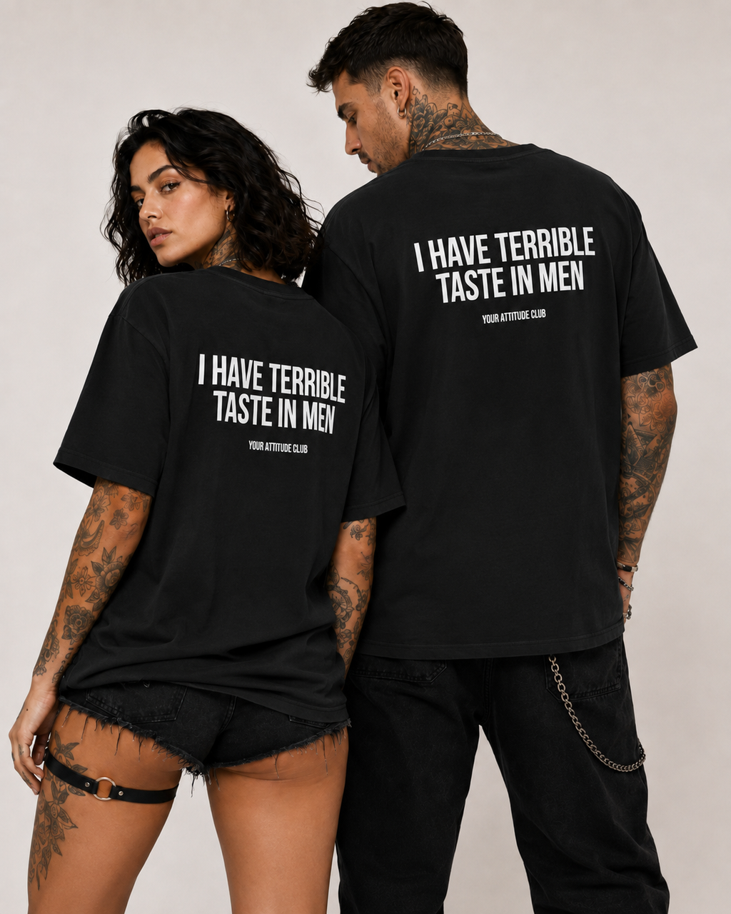 I HAVE TERRIBLE TASTE IN MEN – weißes Unisex Oversize Shirt mit rotem Backprint, lustiges Statement T-Shirt, Dating Humor, frecher Spruch, Geschenk