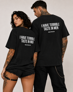 I HAVE TERRIBLE TASTE IN MEN – weißes Unisex Oversize Shirt mit rotem Backprint, lustiges Statement T-Shirt, Dating Humor, frecher Spruch, Geschenk