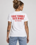 I HAVE TERRIBLE TASTE IN MEN – Unisex Statement T-Shirt Weiß mit rotem Backprint | freches Dating Sprüche Shirt
