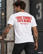 I HAVE TERRIBLE TASTE IN MEN – Unisex Statement T-Shirt Weiß mit rotem Backprint | freches Dating Sprüche Shirt
