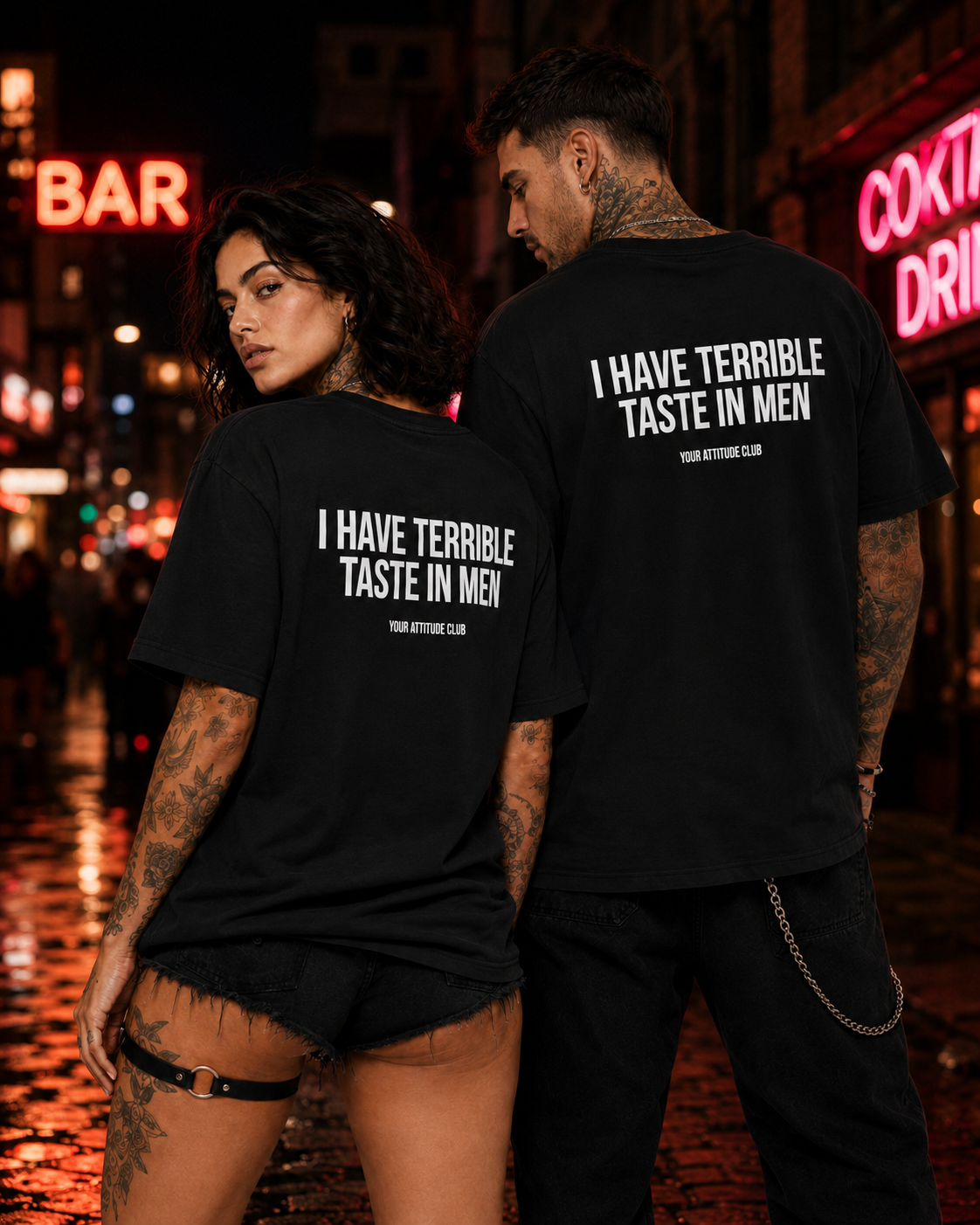 I HAVE TERRIBLE TASTE IN MEN – weißes Unisex Oversize Shirt mit rotem Backprint, lustiges Statement T-Shirt, Dating Humor, frecher Spruch, Geschenk