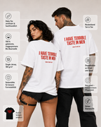 I HAVE TERRIBLE TASTE IN MEN – weißes Unisex Oversize Shirt mit rotem Backprint, lustiges Statement T-Shirt, Dating Humor, frecher Spruch, Geschenk