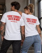 I HAVE TERRIBLE TASTE IN MEN – Unisex Statement T-Shirt Weiß mit rotem Backprint | freches Dating Sprüche Shirt