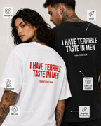 I HAVE TERRIBLE TASTE IN MEN – weißes Unisex Oversize Shirt mit rotem Backprint, lustiges Statement T-Shirt, Dating Humor, frecher Spruch, Geschenk