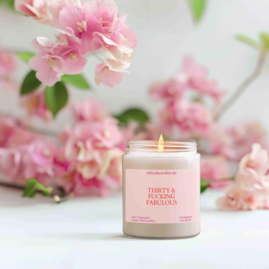 Thirty & fucking fabulous | versch. Größen und Farben Duftkerze Geschenk Geburtstag Hochzeit Weihnachten Einweihung - Attitude Candles Kerze mit witzigem Aufdruck. Perfekt als Geschenk für jeden Anlass. Besonders beliebt zum Geburtstag, Valentinstag,