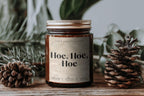 Hoe, Hoe, Hoe – Lustige Weihnachtskerze im Amberglas, handmade Sojawachs mit Naturgraspapier-Etikett, 120ml & 160ml, 30–40h Brenndauer, Gesc