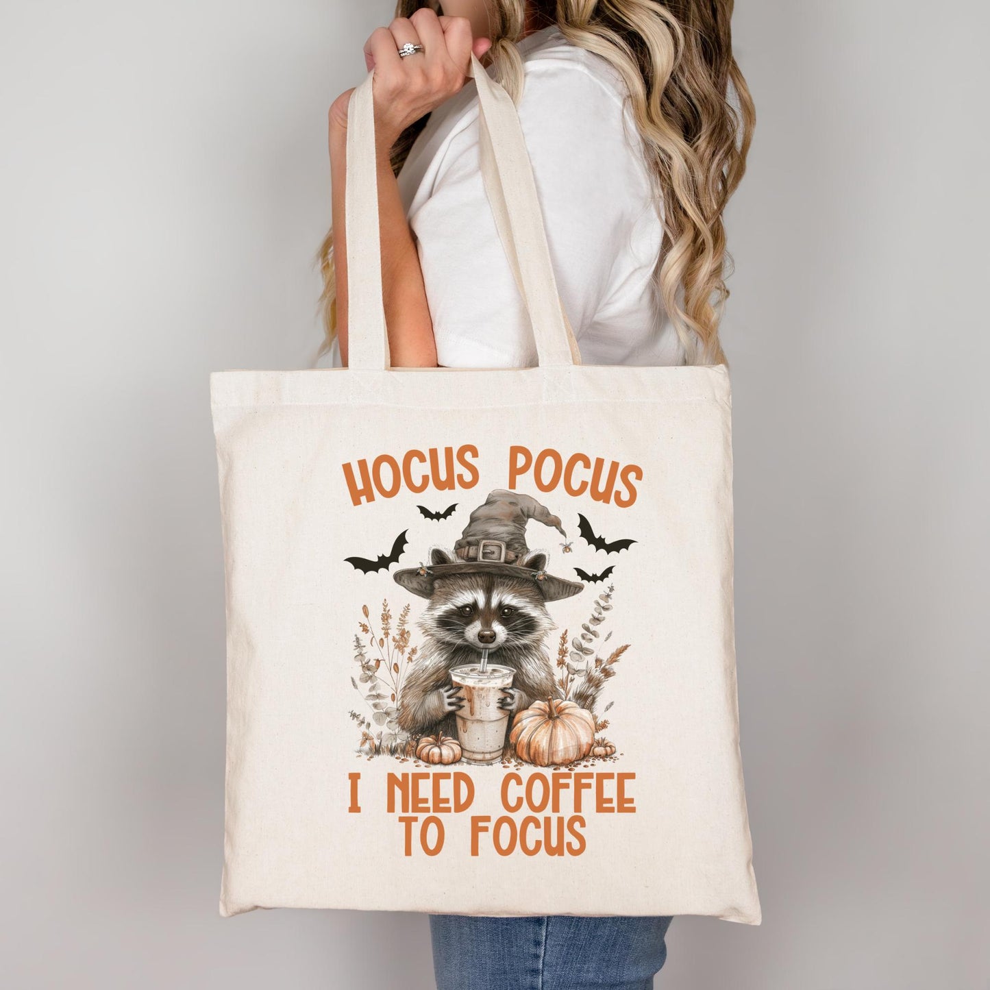 Halloween Baumwolltasche &quot;Hocus Pocus I Need Coffee To Focus&quot; – lustiger Waschbär mit Kaffee – Geschenk für Herbstliebhaber – Beutel in Schw