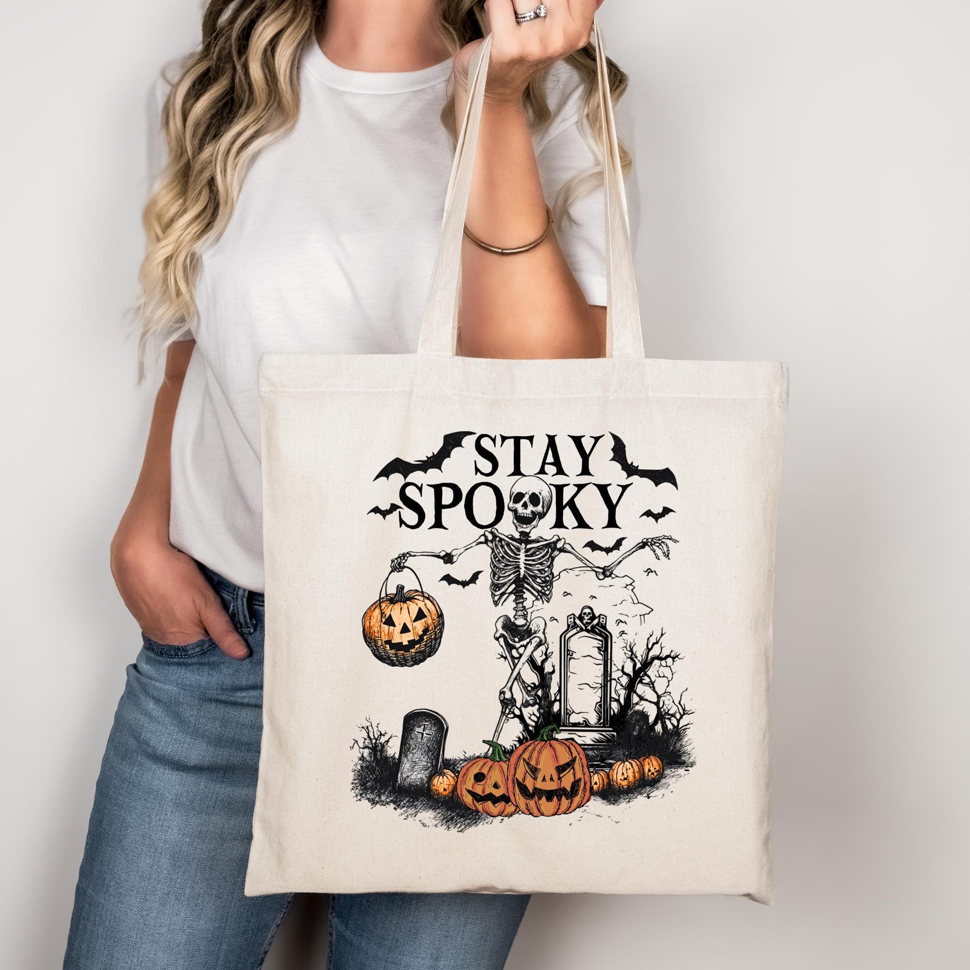 Stay Spooky Halloween Tragetasche aus Baumwolle – Skelett & Kürbis Design – Beige, Rosa, Schwarz – Halloween Geschenk – Auch als Bügelbild f