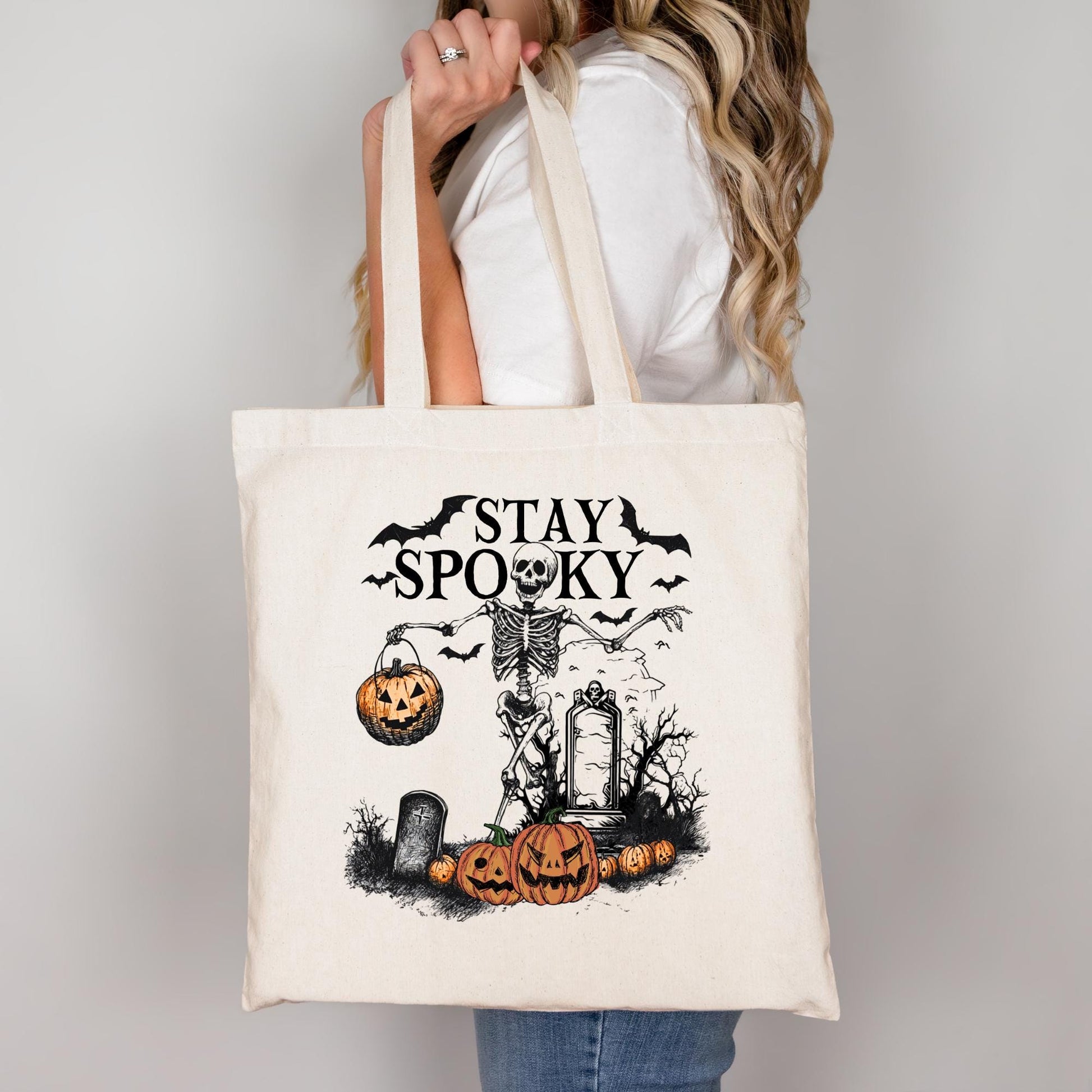 Stay Spooky Halloween Tragetasche aus Baumwolle – Skelett & Kürbis Design – Beige, Rosa, Schwarz – Halloween Geschenk – Auch als Bügelbild f