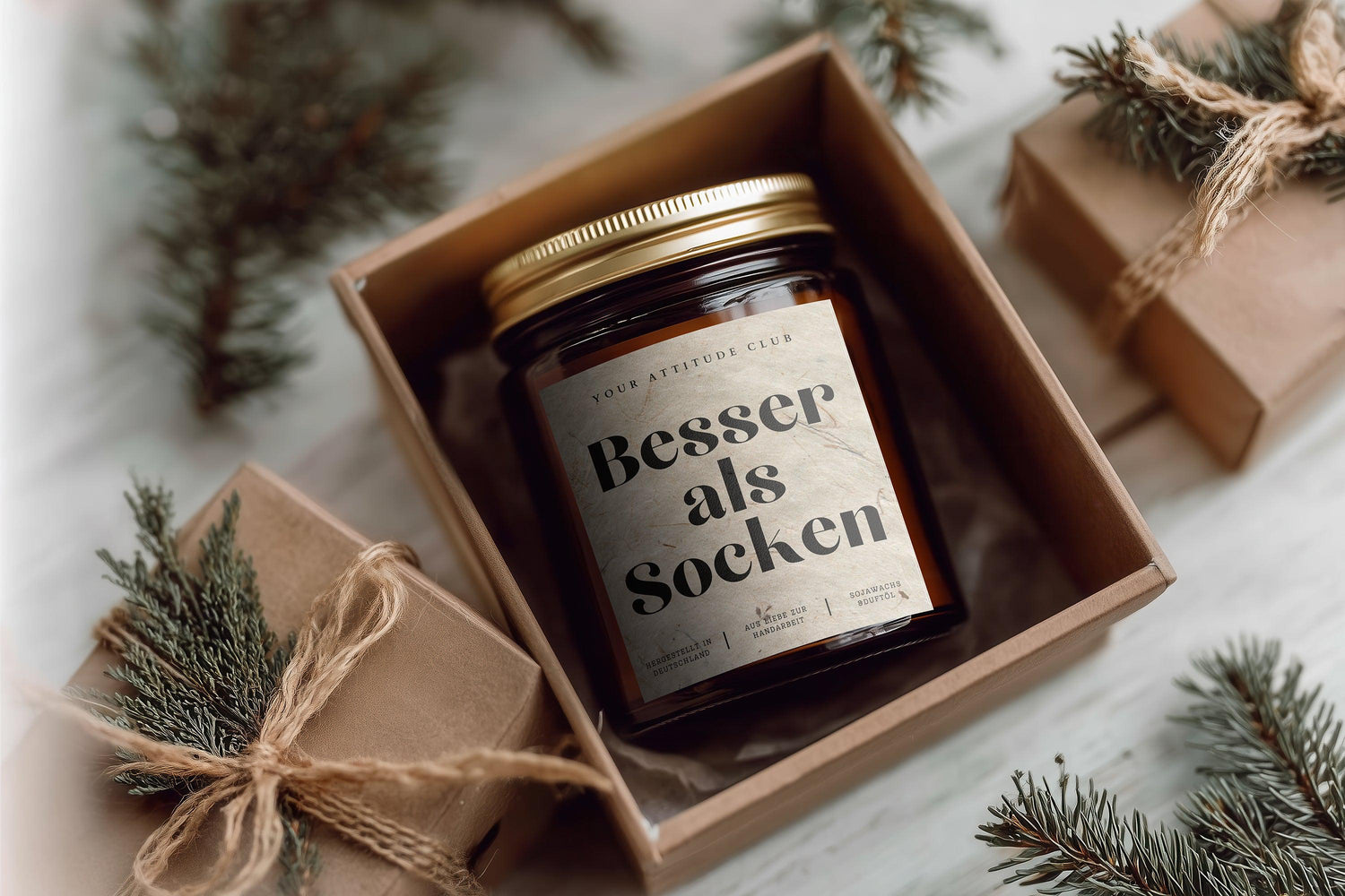 Besser als Socken – Lustige Weihnachtskerze im Amberglas mit Naturgraspapier, 120 ml & 160 ml, 30–40h Brenndauer, mit/ohne Duft