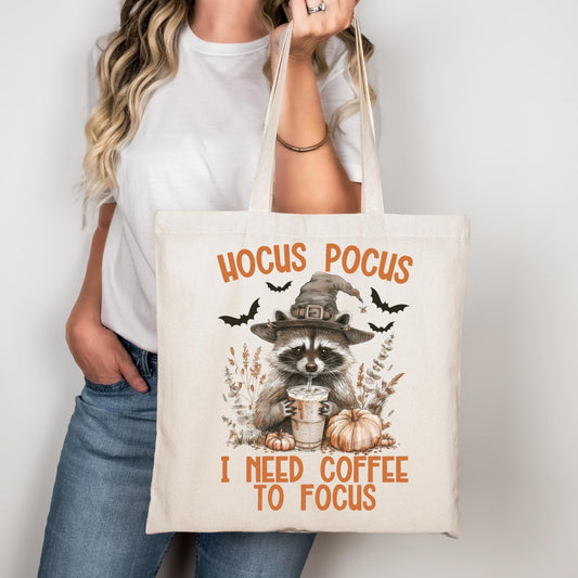 Halloween Baumwolltasche &quot;Hocus Pocus I Need Coffee To Focus&quot; – lustiger Waschbär mit Kaffee – Geschenk für Herbstliebhaber – Beutel in Schw