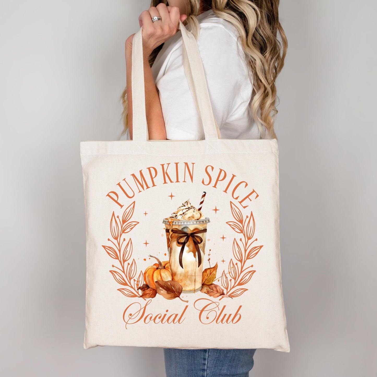 Pumpkin Spice Social Club – Beige Stofftasche mit herbstlichem Kaffeebecher – Baumwollbeutel mit DTG Druck oder als A4/A3 Bügelmotiv für Shi