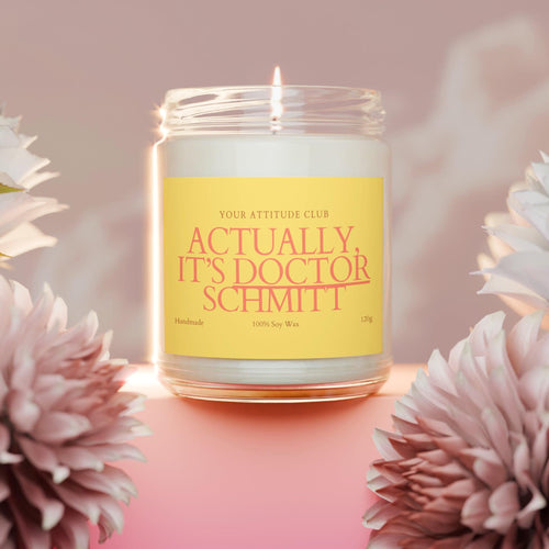 Actually, It's Doctor Schmitt – Personalisierte Geschenkkerze mit Name, Statement Etikett, 120ml Sojawachs, Duftkerze bunt, 30h Brenndauer