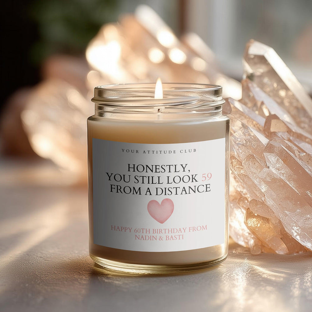 Honestly, you still look 59 from a distance – Lustige personalisierbare Geburtstagskerze, Geschenk aus Sojawachs für Frauen & Männer mit Hum