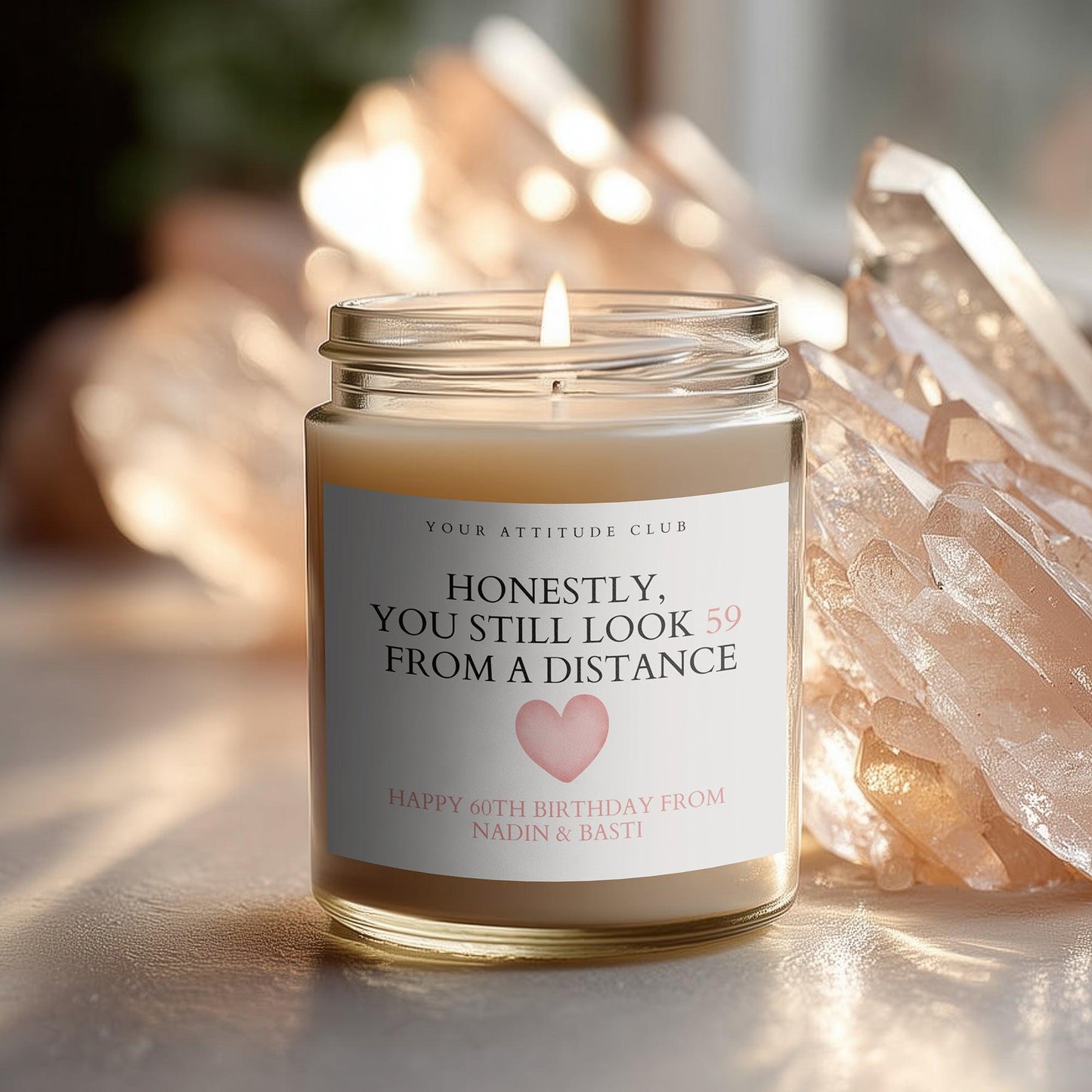 Honestly, you still look 59 from a distance – Lustige personalisierbare Geburtstagskerze, Geschenk aus Sojawachs für Frauen & Männer mit Hum