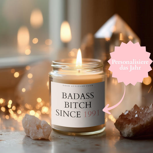 BADASS BITCH SINCE [Jahr] – Personalisierbare Kerze aus Sojawachs, witziges Geschenk für Powerfrauen, Freundinnen & Geburtstage