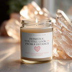Honestly, you still look 99 from a distance – Lustige personalisierte Geburtstagskerze aus Sojawachs, Geschenkidee zum 100. Geburtstag für F