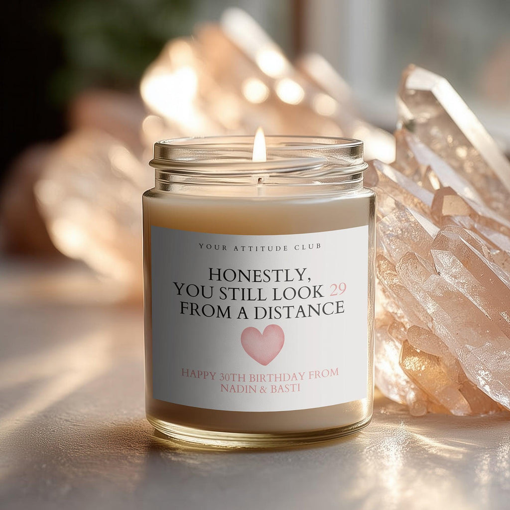Honestly, you still look 29 from a distance – Lustige Geburtstagskerze, personalisierbares Geschenk aus Sojawachs für Frauen, Männer & Freun