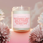 September Girls Are Sunshine With a Little Hurricane – Geburtstagskerze personalisiert, Geschenkidee Frau September, Duftkerze 120ml, Etiket