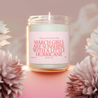 March Girls Are Sunshine With a Little Hurricane – Geburtstagskerze Frau März, personalisierte Duftkerze 120ml Sojawachs, Etikettfarbe wählb