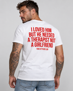 I LOVED HIM BUT HE NEEDED A THERAPIST NOT A GIRLFRIEND – Unisex Statement T-Shirt Weiß mit rotem Backprint | freches Sprüche Shirt