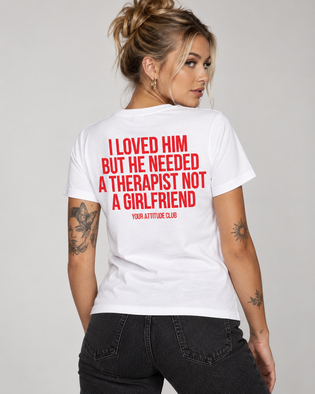I LOVED HIM BUT HE NEEDED A THERAPIST NOT A GIRLFRIEND – Unisex Statement T-Shirt Weiß mit rotem Backprint | freches Sprüche Shirt