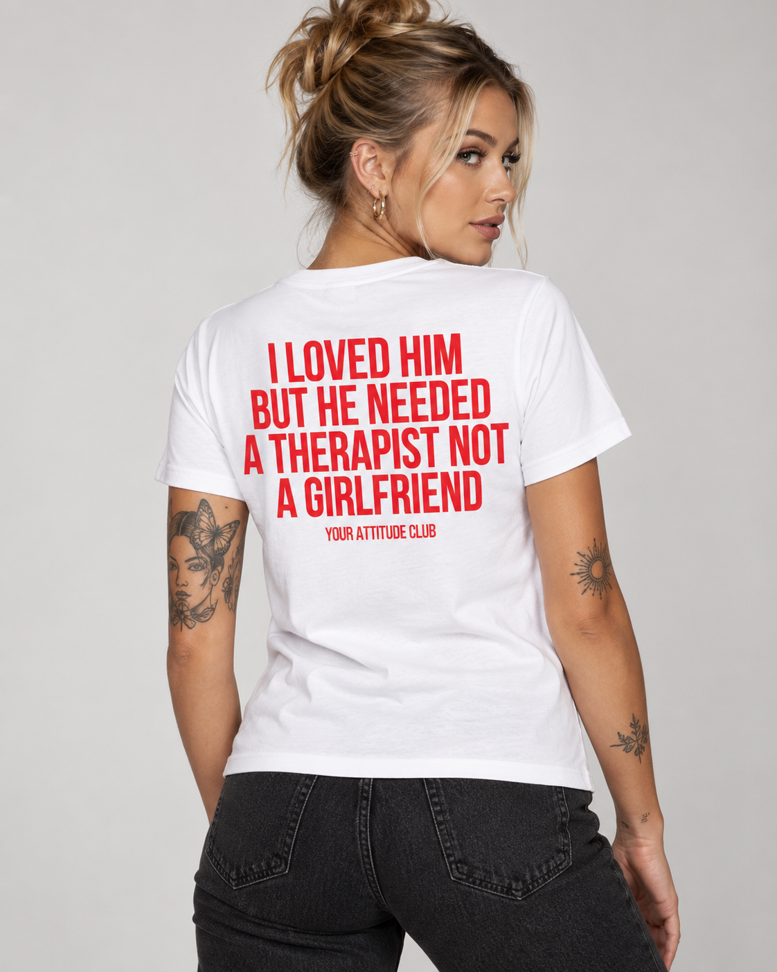 I LOVED HIM BUT HE NEEDED A THERAPIST NOT A GIRLFRIEND – Unisex Statement T-Shirt Weiß mit rotem Backprint | freches Sprüche Shirt