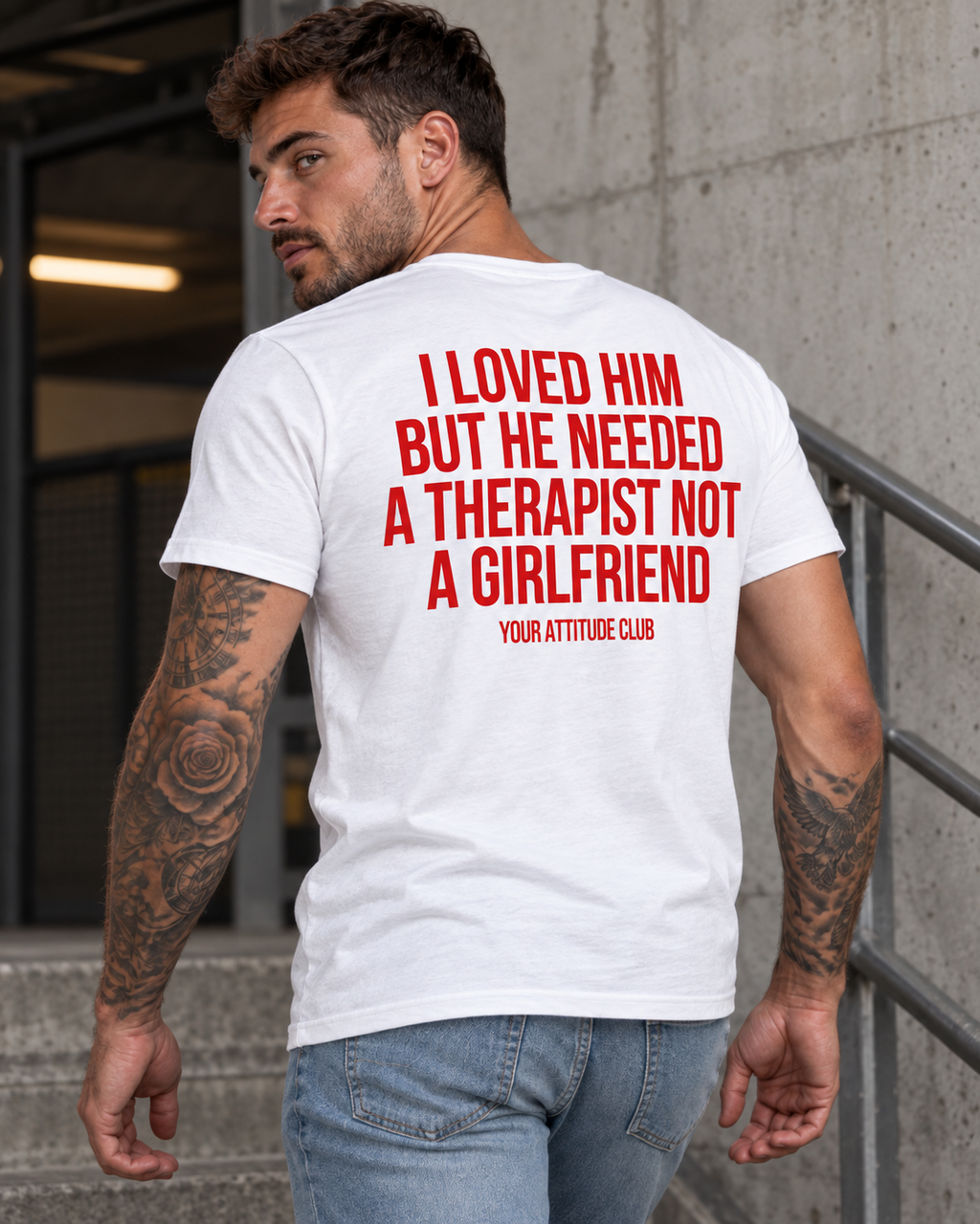 I LOVED HIM BUT HE NEEDED A THERAPIST NOT A GIRLFRIEND – Unisex Statement T-Shirt Weiß mit rotem Backprint | freches Sprüche Shirt