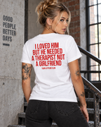 I LOVED HIM BUT HE NEEDED A THERAPIST NOT A GIRLFRIEND – Unisex Statement T-Shirt Weiß mit rotem Backprint | freches Sprüche Shirt