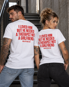 I LOVED HIM BUT HE NEEDED A THERAPIST NOT A GIRLFRIEND – Unisex Statement T-Shirt Weiß mit rotem Backprint | freches Sprüche Shirt