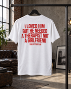 I LOVED HIM BUT HE NEEDED A THERAPIST NOT A GIRLFRIEND – Unisex Statement T-Shirt Weiß mit rotem Backprint | freches Sprüche Shirt