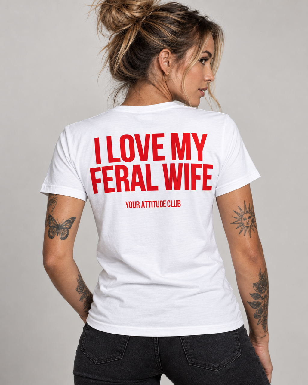 I LOVE MY FERAL WIFE – Unisex Statement T-Shirt Weiß mit rotem Backprint | freches Ehefrau Sprüche Shirt