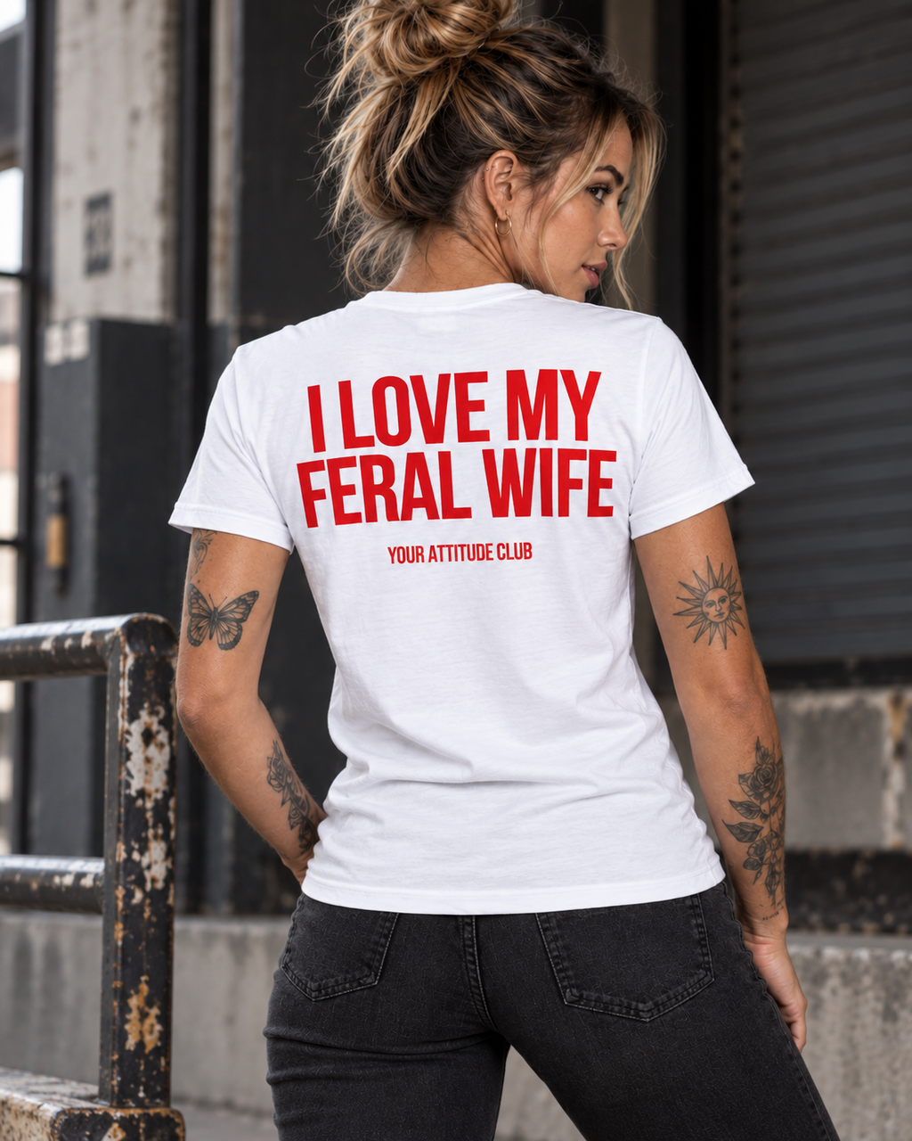 I LOVE MY FERAL WIFE – Unisex Statement T-Shirt Weiß mit rotem Backprint | freches Ehefrau Sprüche Shirt