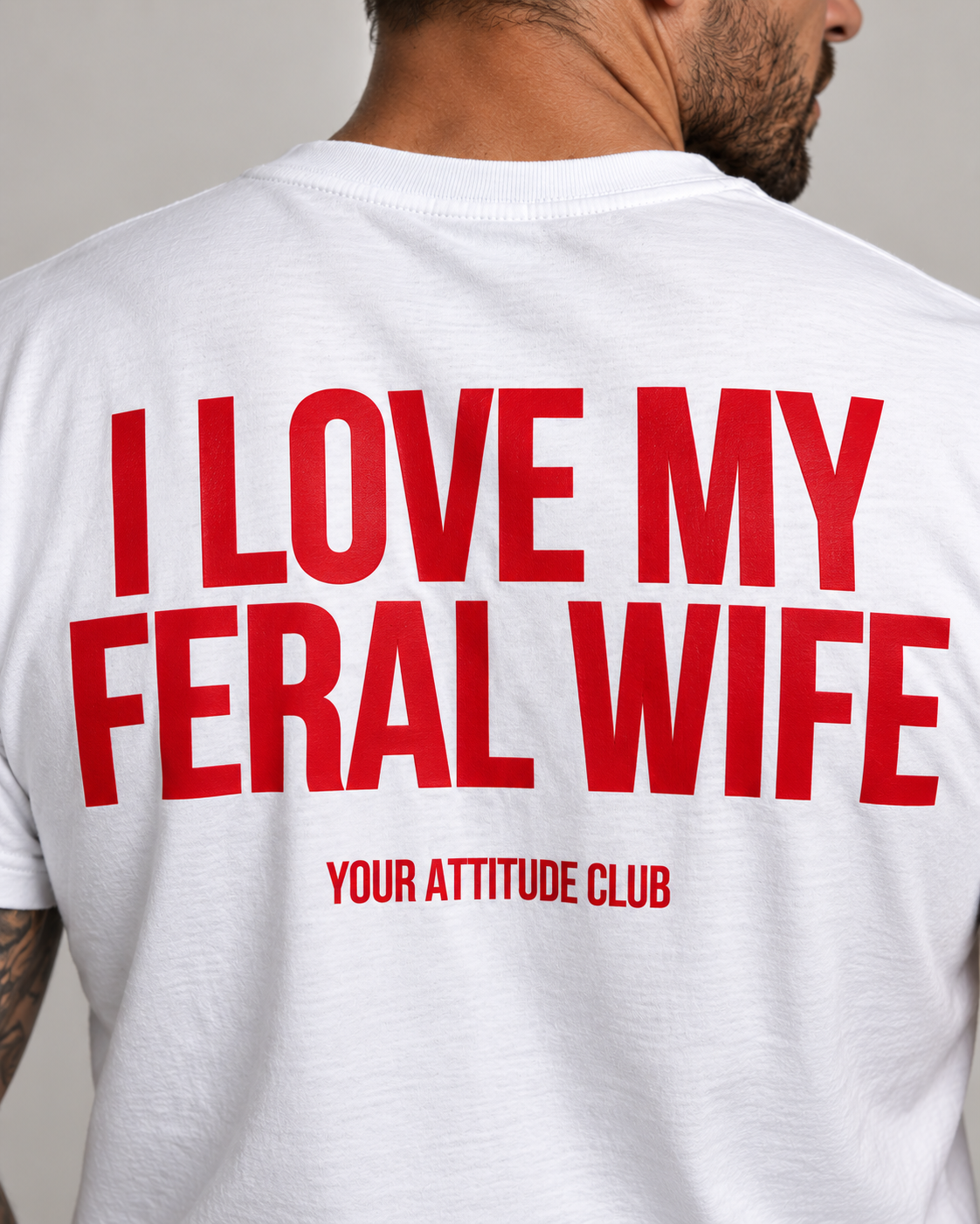 I LOVE MY FERAL WIFE – Unisex Statement T-Shirt Weiß mit rotem Backprint | freches Ehefrau Sprüche Shirt