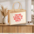 I'm a red flag but the material is quality – Jutetasche mit Spruch, auf dem Sideboard im Flur