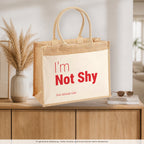 I’m Not Shy – Jutetasche mit Spruch, auf dem Sideboard im Flur