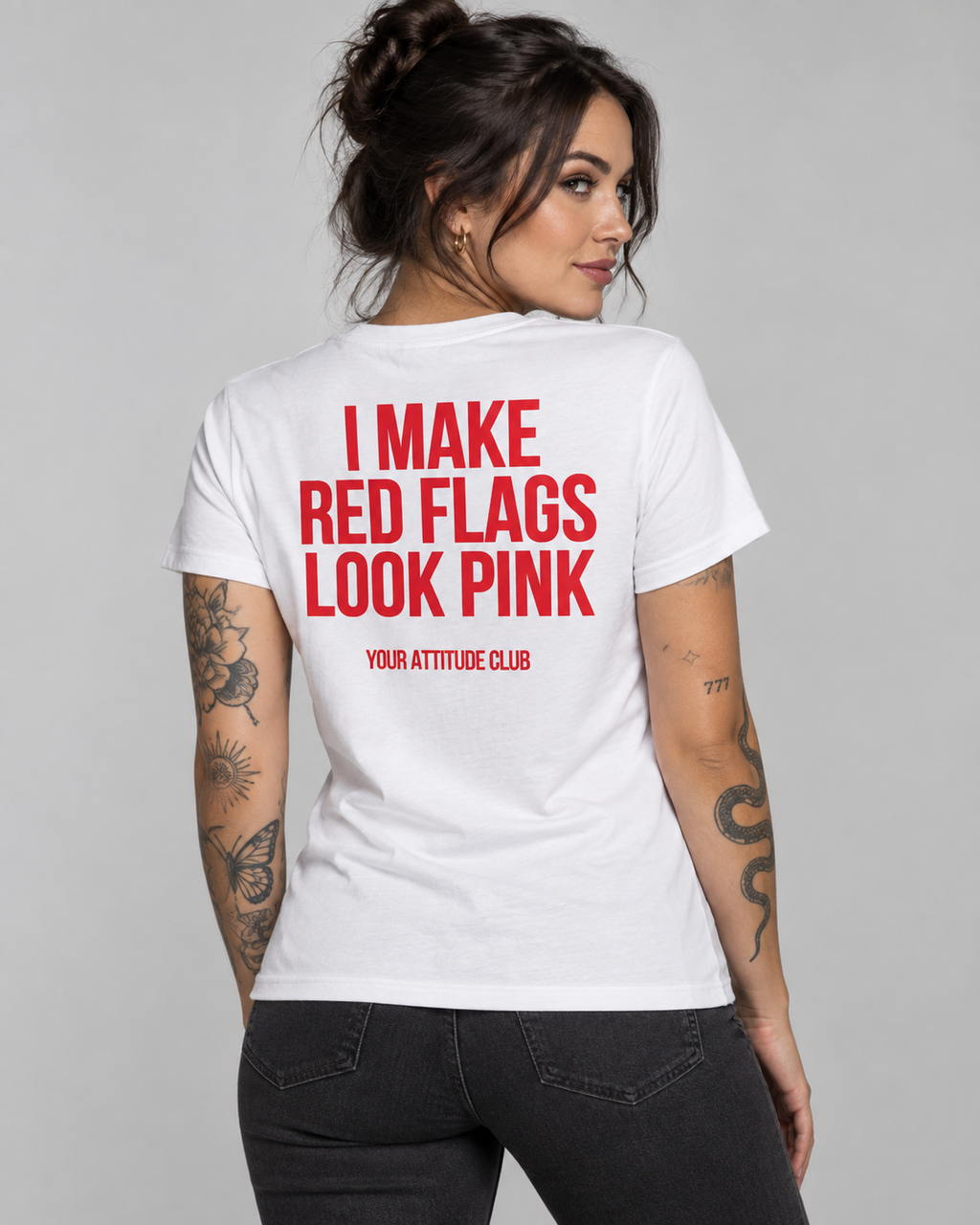 I MAKE RED FLAGS LOOK PINK – Unisex Statement T-Shirt Weiß mit rotem Backprint | freches Dating Sprüche Shirt