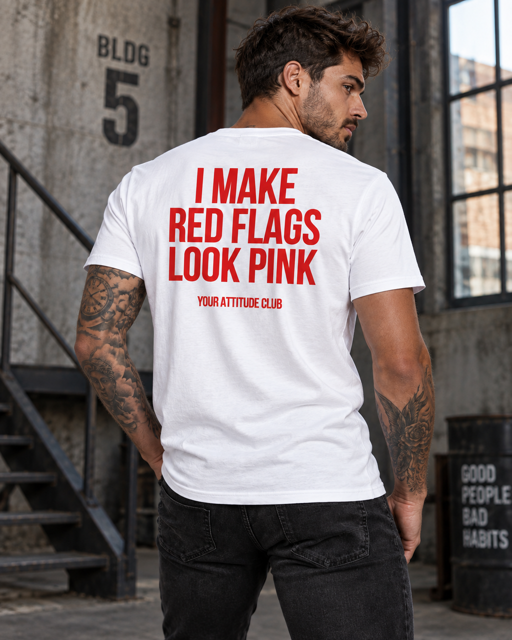 I MAKE RED FLAGS LOOK PINK – Unisex Statement T-Shirt Weiß mit rotem Backprint | freches Dating Sprüche Shirt