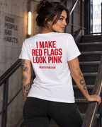 I MAKE RED FLAGS LOOK PINK – Unisex Statement T-Shirt Weiß mit rotem Backprint | freches Dating Sprüche Shirt