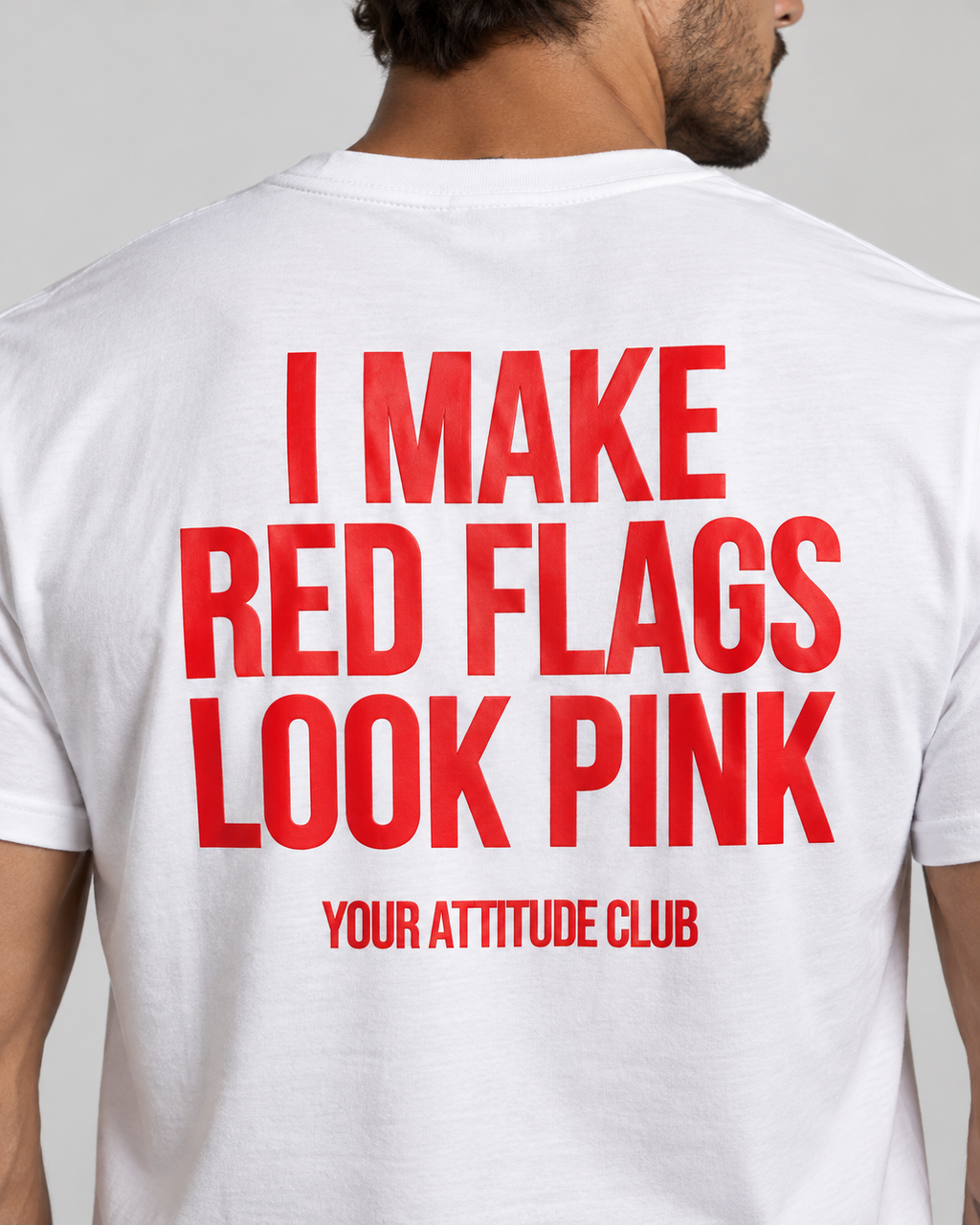 I MAKE RED FLAGS LOOK PINK – Unisex Statement T-Shirt Weiß mit rotem Backprint | freches Dating Sprüche Shirt