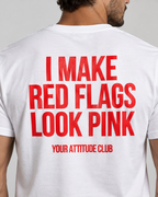 I MAKE RED FLAGS LOOK PINK – Unisex Statement T-Shirt Weiß mit rotem Backprint | freches Dating Sprüche Shirt