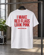 I MAKE RED FLAGS LOOK PINK – Unisex Statement T-Shirt Weiß mit rotem Backprint | freches Dating Sprüche Shirt