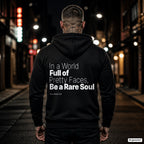 In a World Full of Pretty Faces, Be a Rare Soul – schwarzer Hoodie mit weißem Backprint, Herren in der Stadt bei Nacht