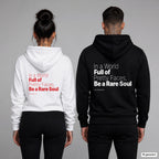 In a World Full of Pretty Faces, Be a Rare Soul – Hoodie mit Backprint, Frau in Weiß mit rotem und Mann in Schwarz mit weißem Aufdruck