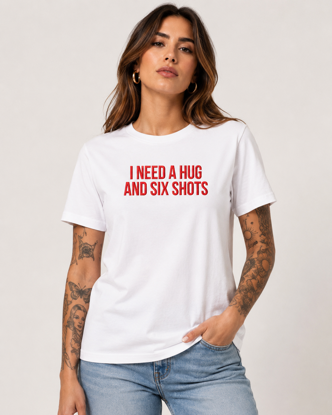 I NEED A HUG AND SIX SHOTS – besticktes Damen Shirt, lustiges Statement T-Shirt, Geschenk für Freundin, Bio-Baumwolle, Weiß oder Schwarz