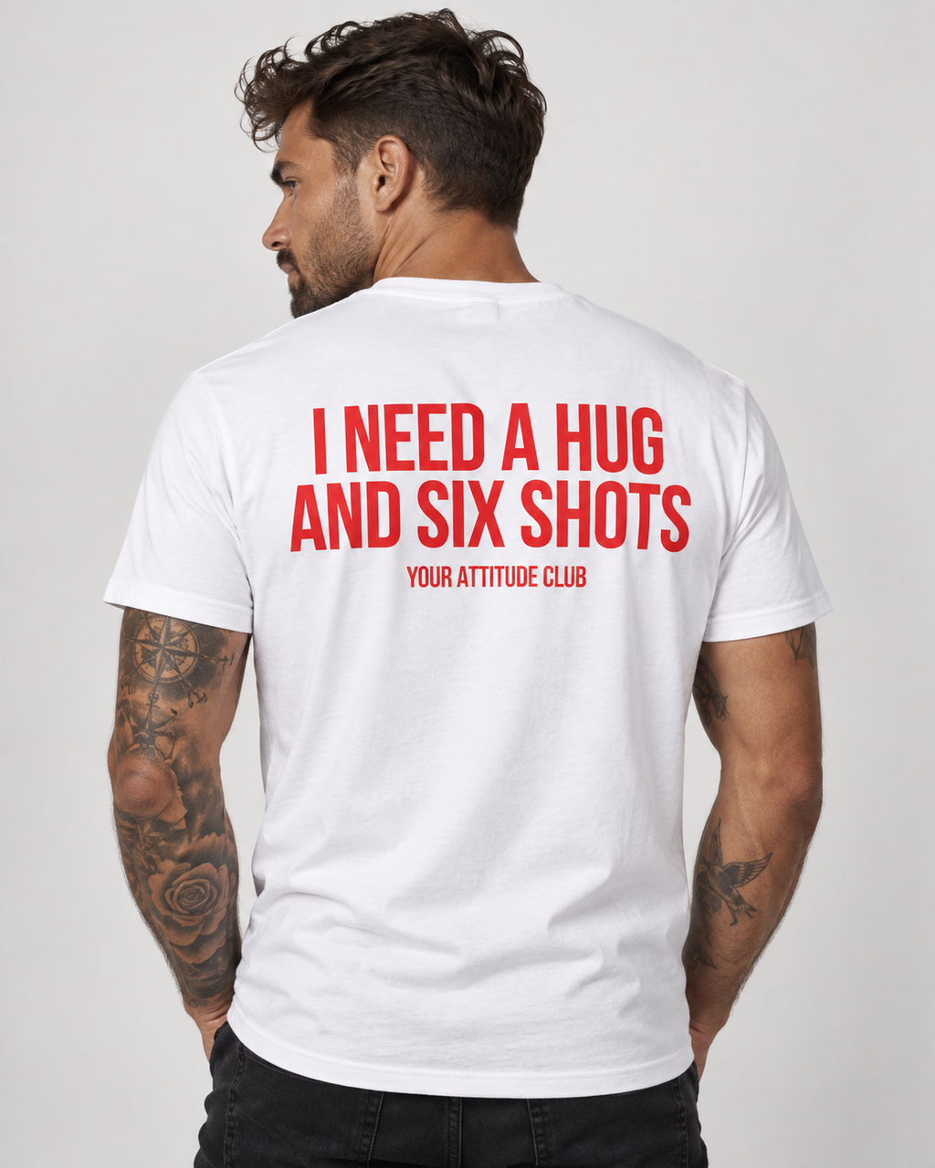 I NEED A HUG AND SIX SHOTS – Unisex T-Shirt in Weiß mit rotem Backprint | Lustiges Party-Shirt