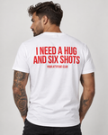 I NEED A HUG AND SIX SHOTS – Unisex T-Shirt in Weiß mit rotem Backprint | Lustiges Party-Shirt
