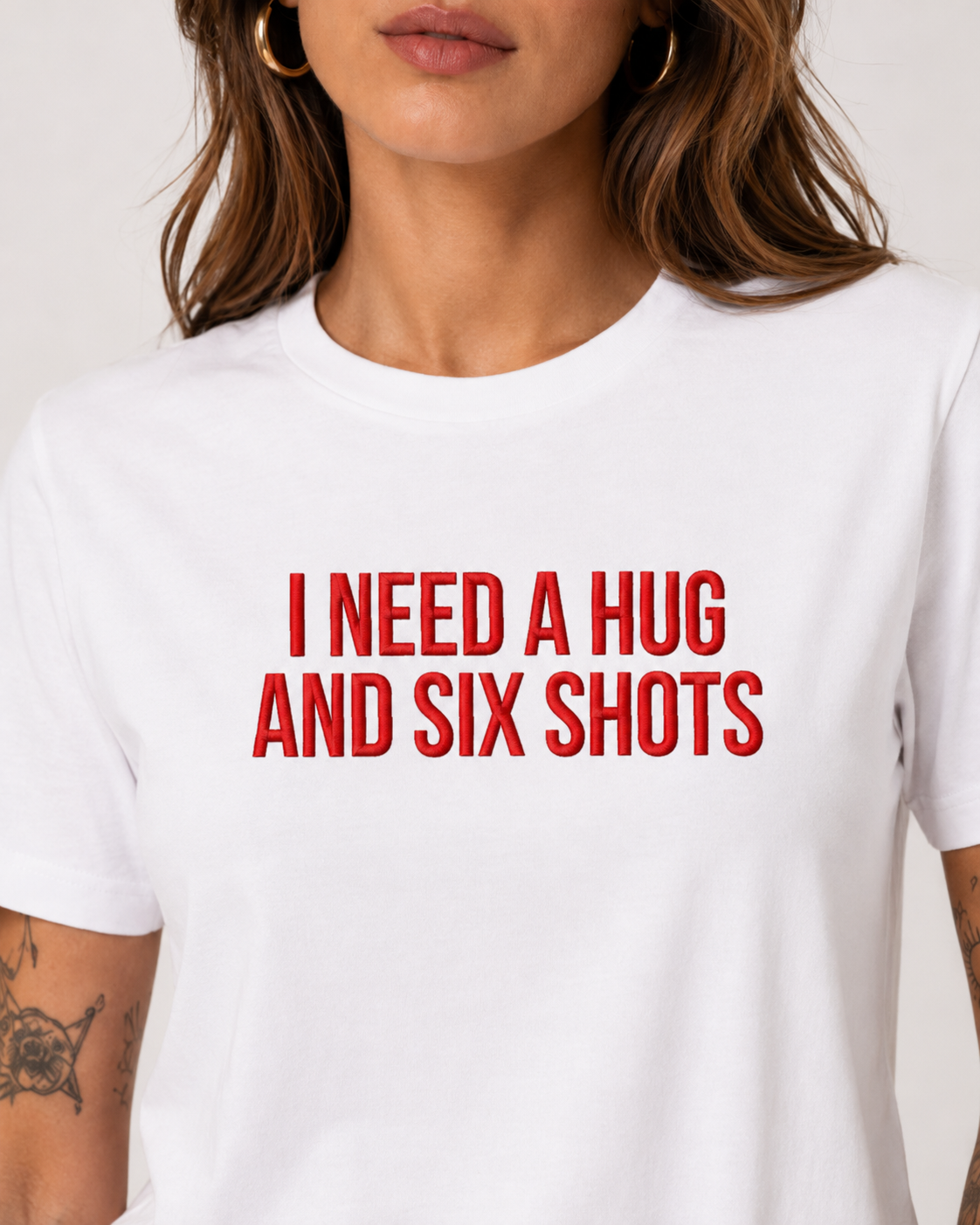 I NEED A HUG AND SIX SHOTS – besticktes Damen Shirt, lustiges Statement T-Shirt, Geschenk für Freundin, Bio-Baumwolle, Weiß oder Schwarz
