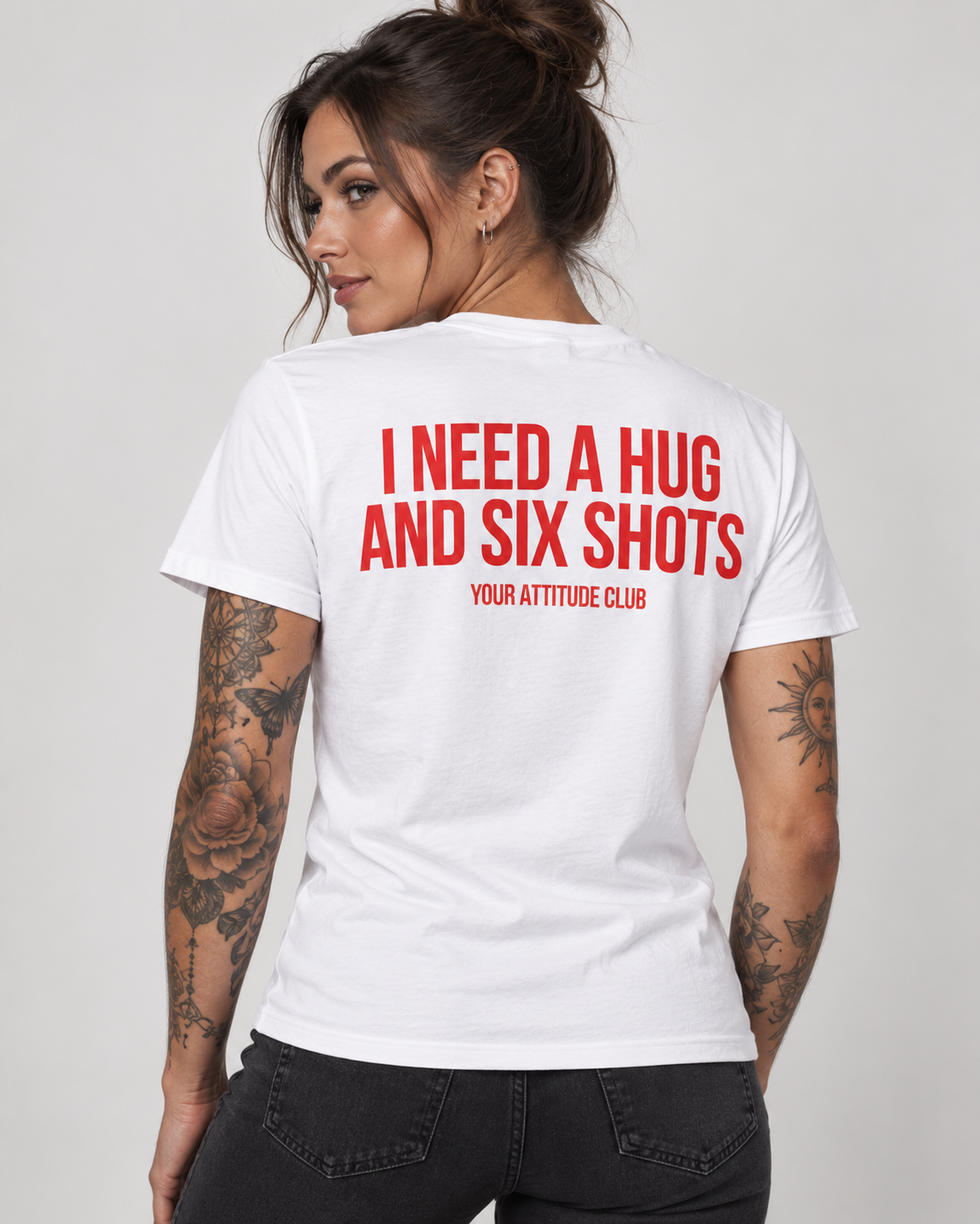 I NEED A HUG AND SIX SHOTS – Unisex T-Shirt in Weiß mit rotem Backprint | Lustiges Party-Shirt