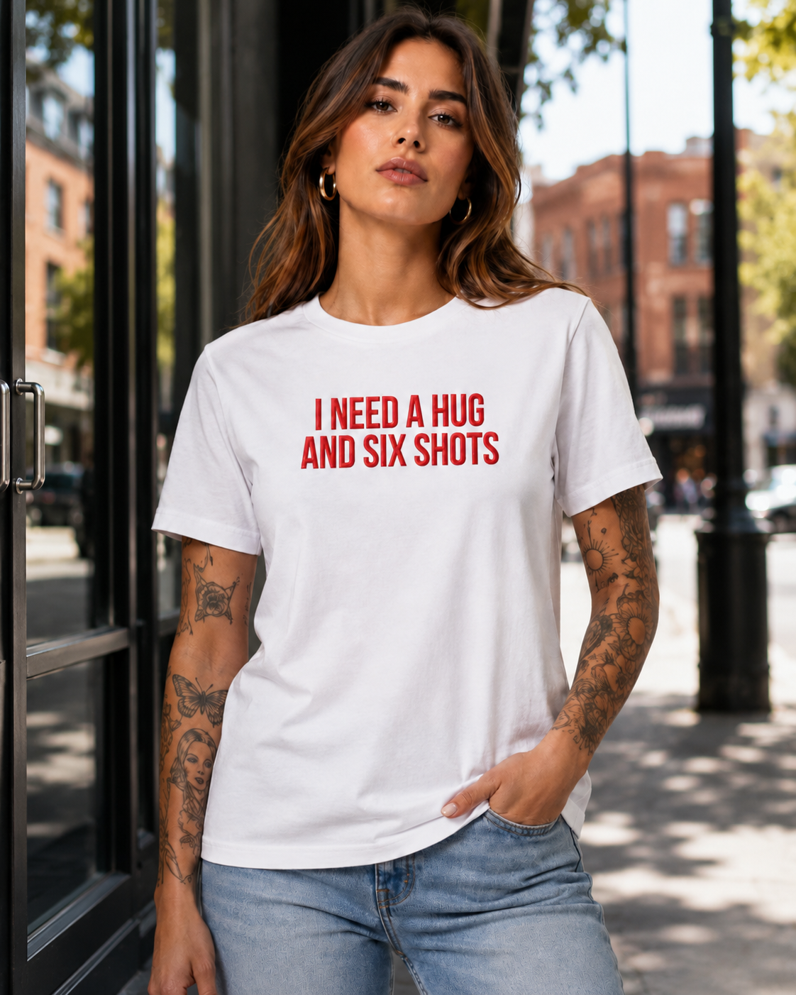 I NEED A HUG AND SIX SHOTS – besticktes Damen Shirt, lustiges Statement T-Shirt, Geschenk für Freundin, Bio-Baumwolle, Weiß oder Schwarz